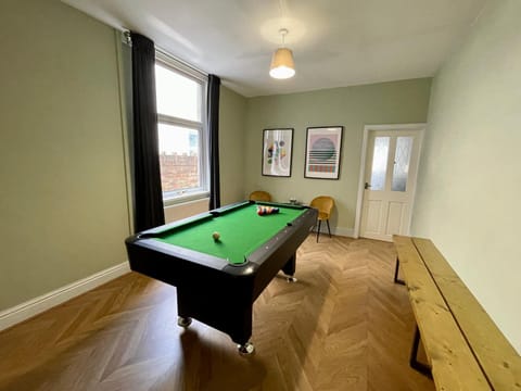 Edwardian City Centre House For Big Groups, Offroad Parking & Hot Tub! Condo in Cardiff