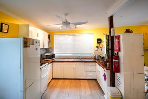 Kitchen or kitchenette, fireplace, oven, pet friendly, stove