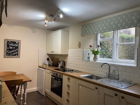 Kitchen or kitchenette, Dining area, minibar, pet friendly, stove