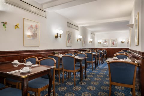 Restaurant/places to eat, Seating area, Breakfast