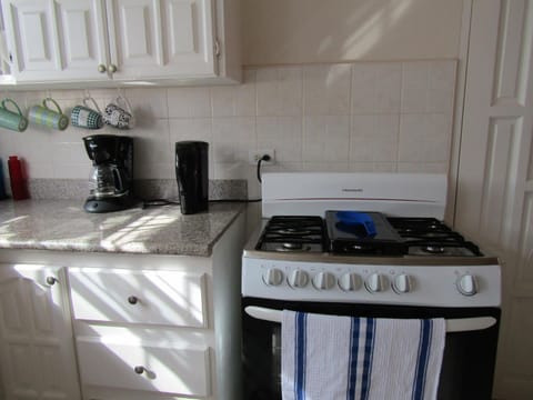 Coffee/tea facilities, Kitchen or kitchenette, pet friendly, stove