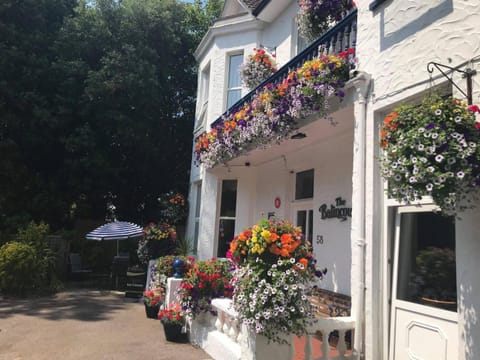 Property building, Facade/entrance, Garden, Parking