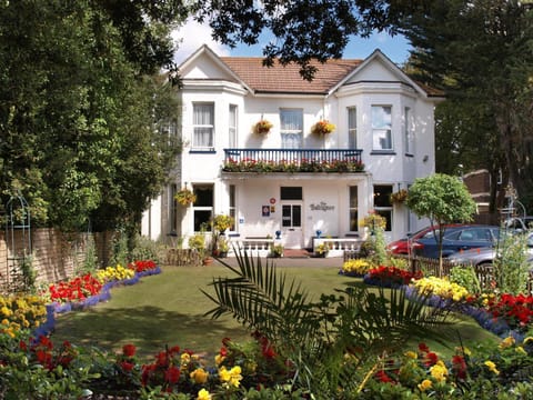 Facade/entrance, Spring, Summer, Garden, Garden view, Parking