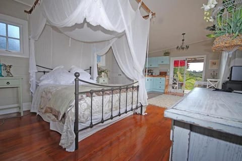 Freshwaterfarm Cottages - Muriwai Chalet in Auckland