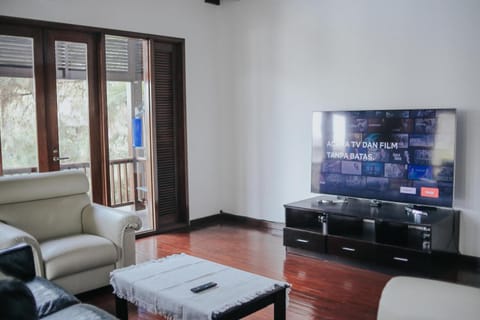 Communal lounge/ TV room, TV and multimedia, Living room, Seating area