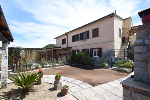 Property building, Facade/entrance, Garden, Garden view