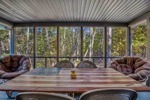 Patio, Day, Dining area