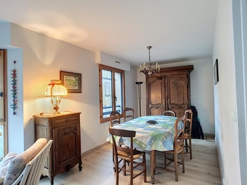 Grand duplex en centre-ville avec vue, à 50m de la plage, ascenseur, et WIFI - FR-1-361-165 Apartment in Granville