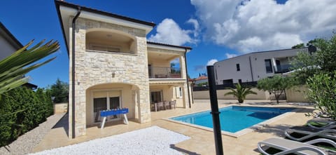 Property building, Day, Balcony/Terrace, Pool view, Swimming pool, Swimming pool, sunbed