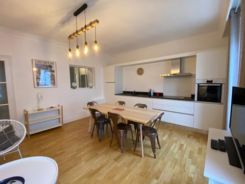 Kitchen or kitchenette, Dining area, minibar, pet friendly