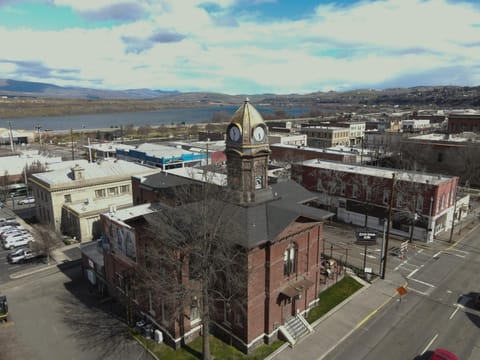 Neighbourhood, Landmark view