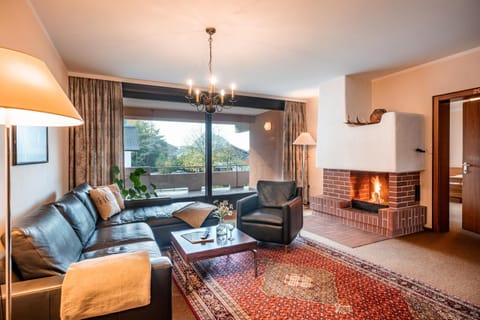 Spring, Winter, Summer, Living room, Seating area, Autumn