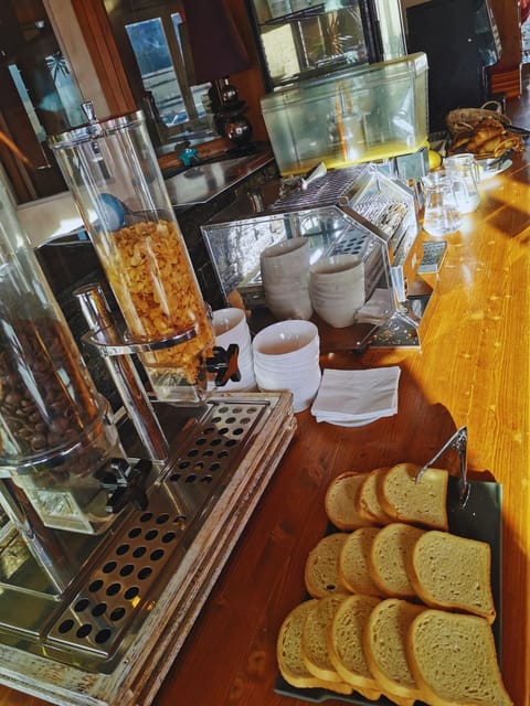 Coffee/tea facilities, Food and drinks, Food, Breakfast, Continental breakfast, Buffet breakfast, Drinks