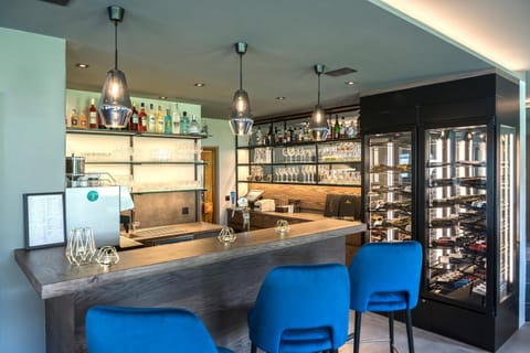 Restaurant/places to eat, Lounge or bar, Breakfast, Buffet breakfast, Lunch, Dinner