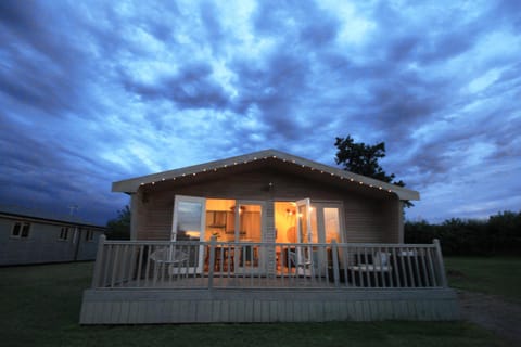 Woodpecker Lodge - Brook Meadow - sleeps 4 plus 2 - no pets House in Daventry District