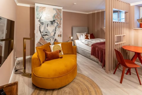 Bed, Photo of the whole room, Seating area
