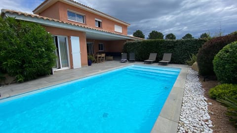 Property building, Day, Pool view, Swimming pool, sunbed