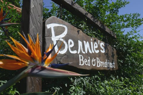Bernie's Bed & Breakfast , A 3 KILOMETROS DEL AEROP EZEIZA, VAN ,IN-OUT, FREE EZEIZA AIRPORT Chambre d’hôte in Ezeiza