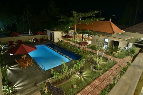 Restaurant/places to eat, Night, Bird's eye view, Winter, Decorative detail, On site, Garden view, Swimming pool