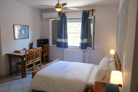 Bed, TV and multimedia, Photo of the whole room, Dining area, Bedroom