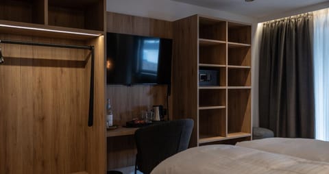 Bed, TV and multimedia, Bedroom