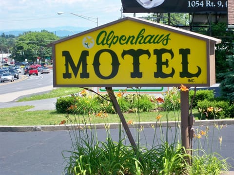 Alpenhaus Motel Motel in Queensbury