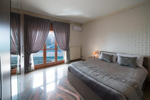 Balcony/Terrace, Bedroom, Sea view, young children, older children, group of guests