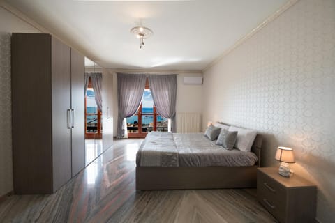 Balcony/Terrace, Bedroom, Sea view, young children, older children, group of guests