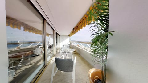Marina Riviera Sea View and Beach Apartment in Villeneuve-Loubet