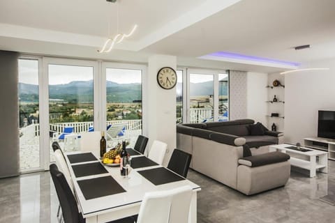 Holiday home Leko with outdoor pool and hot tub , can fit 22 people Villa in Split-Dalmatia County