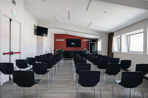 Communal lounge/ TV room, TV and multimedia, Meeting/conference room