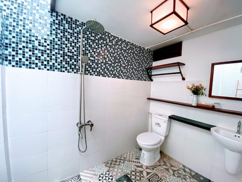 Shower, Toilet, Patio, Bathroom, Balcony/Terrace