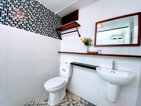 Shower, Toilet, Patio, Garden, Bathroom, Balcony/Terrace