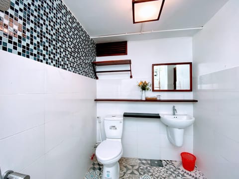 Shower, Toilet, Patio, Bathroom, Balcony/Terrace