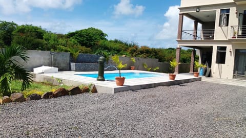 4 bedrooms villa with private pool enclosed garden and wifi at Pereybere 5 km away from the beach Chalet in Grand Baie