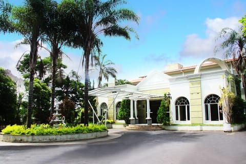 Property building, Facade/entrance, Day, Garden