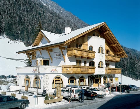 Facade/entrance, Winter