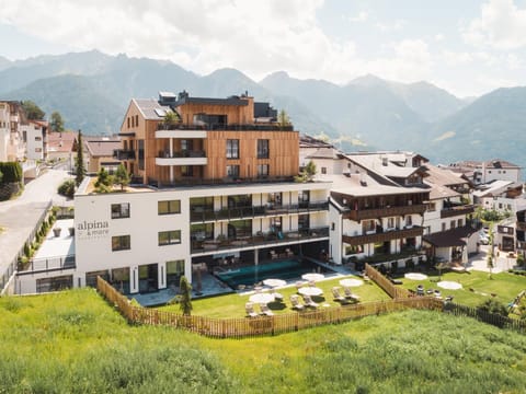 Property building, Garden, Spa and wellness centre/facilities, Swimming pool