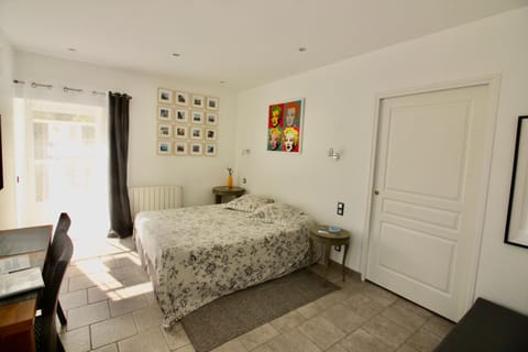 Bed, Photo of the whole room, Decorative detail, Bedroom, Area and facilities