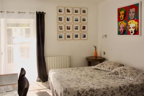 Bed, Photo of the whole room, Decorative detail, Bedroom