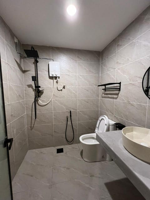 Shower, Toilet