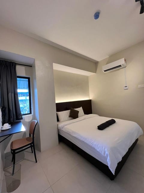 Bed, Photo of the whole room, Bedroom, air conditioner