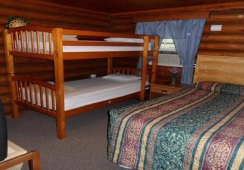 Seven Dwarfs Motel & Cabins Nature lodge in Queensbury