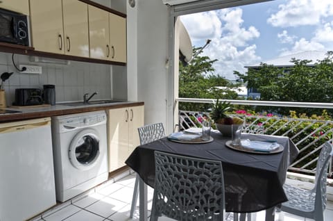 Patio, View (from property/room), Balcony/Terrace, Kitchen or kitchenette, Dining area, oven, stove, washing machine