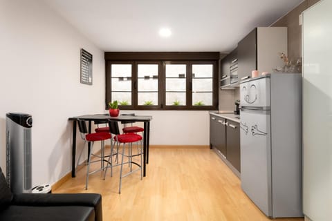 Kitchen or kitchenette, Dining area, dishwasher, minibar, pet friendly, stove