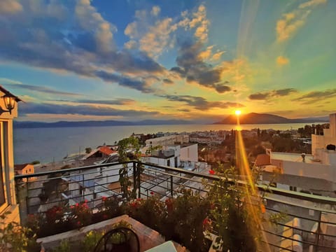 Property building, Garden, View (from property/room), View (from property/room), Balcony/Terrace, Landmark view, Landmark view, Sea view, Sea view