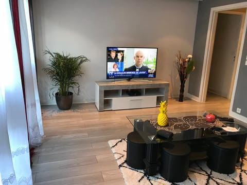 Communal lounge/ TV room, TV and multimedia, Street view