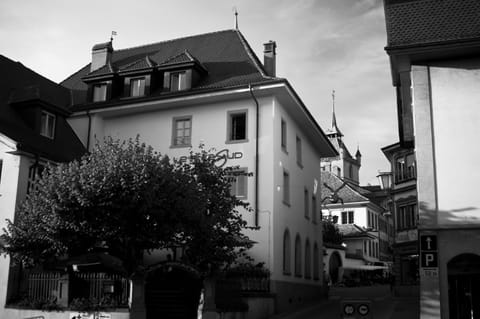 Facade/entrance, Neighbourhood