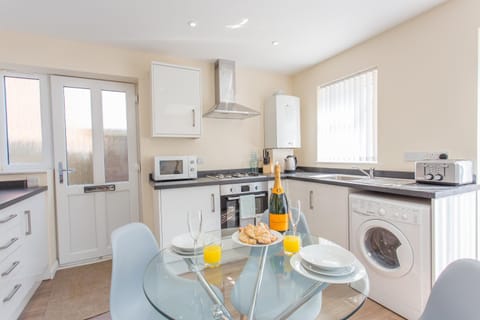 Kitchen or kitchenette, Dining area, stove