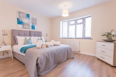 Bed, Photo of the whole room, Bedroom, towels